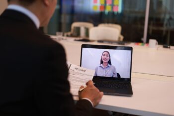 Como fazer um vídeo de apresentação que realmente ajuda você a conquistar um emprego